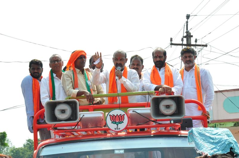Huzurabad Bypoll: eatala rajender receives grand welcome In campaign