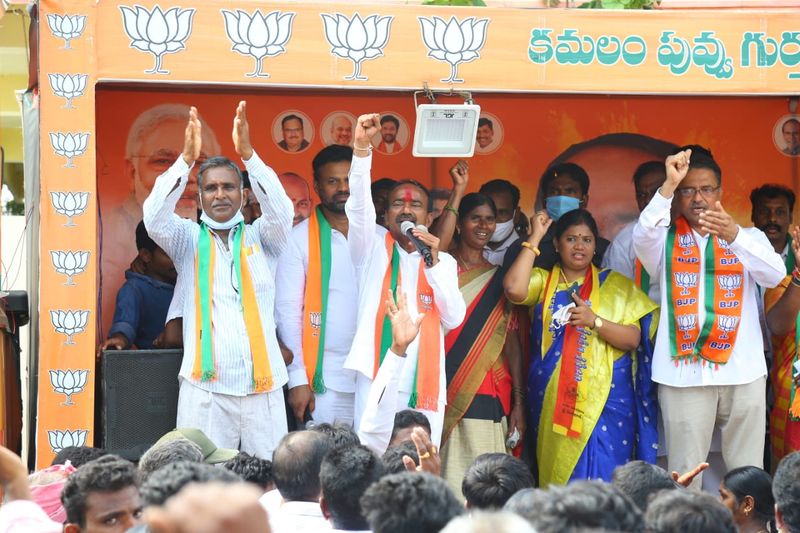 Huzurabad Bypoll: eatala rajender receives grand welcome In campaign