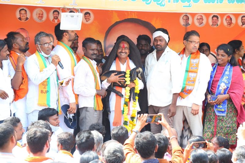 Huzurabad Bypoll: eatala rajender receives grand welcome In campaign