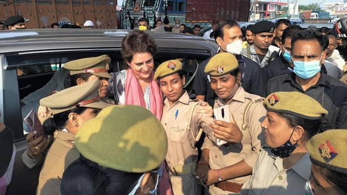 Uttar Pradesh, UP Police lady constables get pictures clicked with Priyanka Gandhi who was stopped entering agra Uttar Pradesh, UP Police lady constables get pictures clicked with Priyanka Gandhi who was stopped entering agra