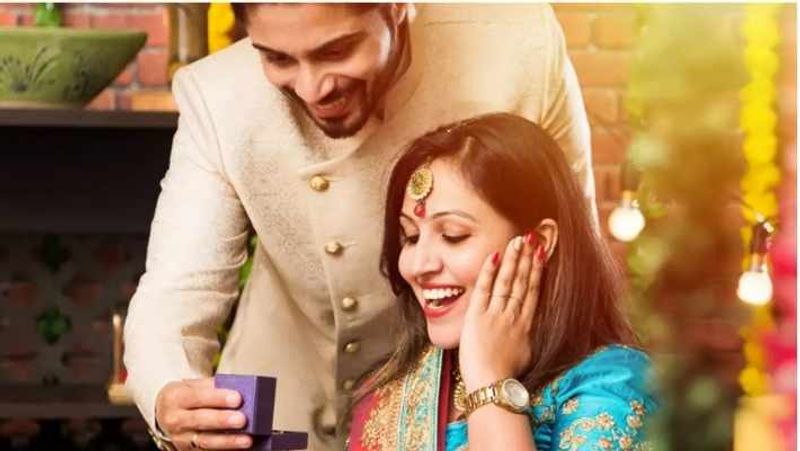 Festive Gifting Guide : Pamper Your Loved Ones With These Amazing Gifts For Diwali 2021