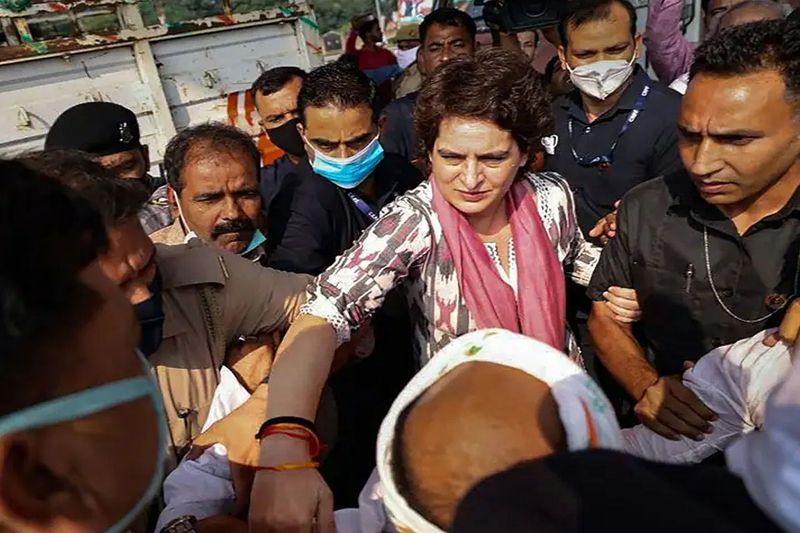up congress priyanka gandhi vadra reached agra meet with arun valmiki family police custody death case updates