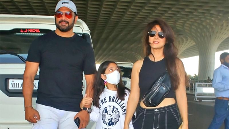 Kareena Kapoor spotted with younger son Jeh Ali Khan, toddler was seen staring at cameras