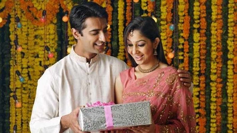 Festive Gifting Guide : Pamper Your Loved Ones With These Amazing Gifts For Diwali 2021