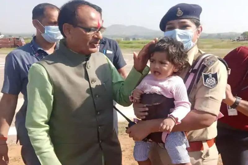 Madhya Pradesh, lady DSP Monika Singh was doing her duty with daughter tied to her chest, gets appreciation from CM Shivraj Singh Chauhan