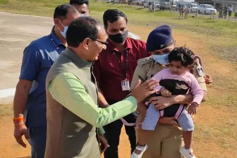 Madhya Pradesh, lady DSP Monika Singh was doing her duty with daughter tied to her chest, gets appreciation from CM Shivraj Singh Chauhan