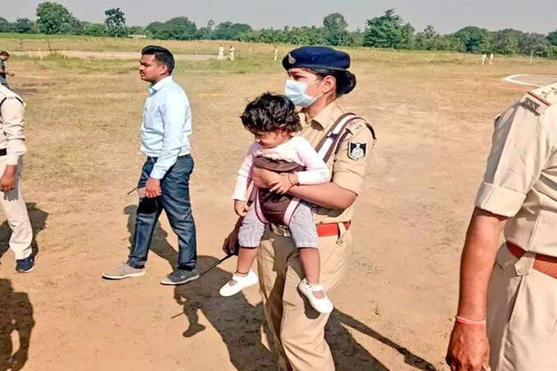 Madhya Pradesh, lady DSP Monika Singh was doing her duty with daughter tied to her chest, gets appreciation from CM Shivraj Singh Chauhan
