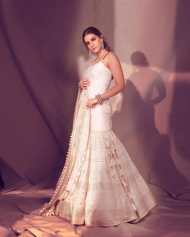 Kriti sanon reveals interesting secrets about Prabhas