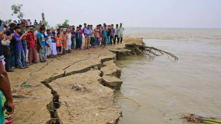 Terrible erosion across the banks of the Ganges in Murshidabad bpsb Terrible erosion across the banks of the Ganges in Murshidabad bpsb