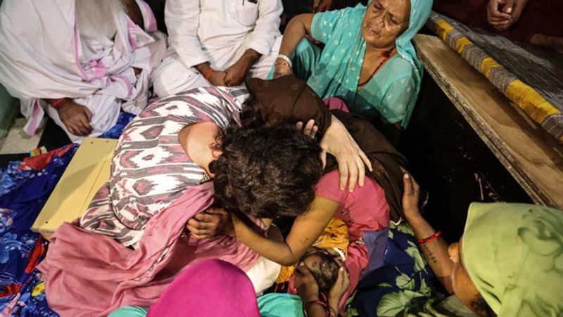 up congress priyanka gandhi vadra reached agra meet with arun valmiki family police custody death case updates