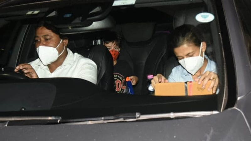 kareena kapoor son jeh ali khan got scared because of photographers camera flash light