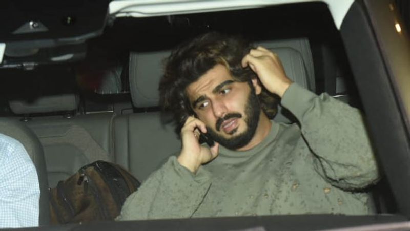 kareena kapoor son jeh ali khan got scared because of photographers camera flash light