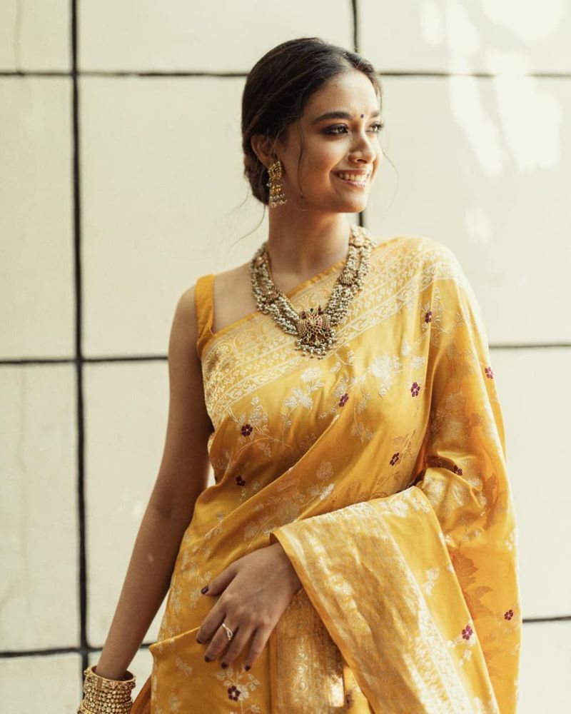heroin keerthy suresh tries vintage look her latest photos goes viral