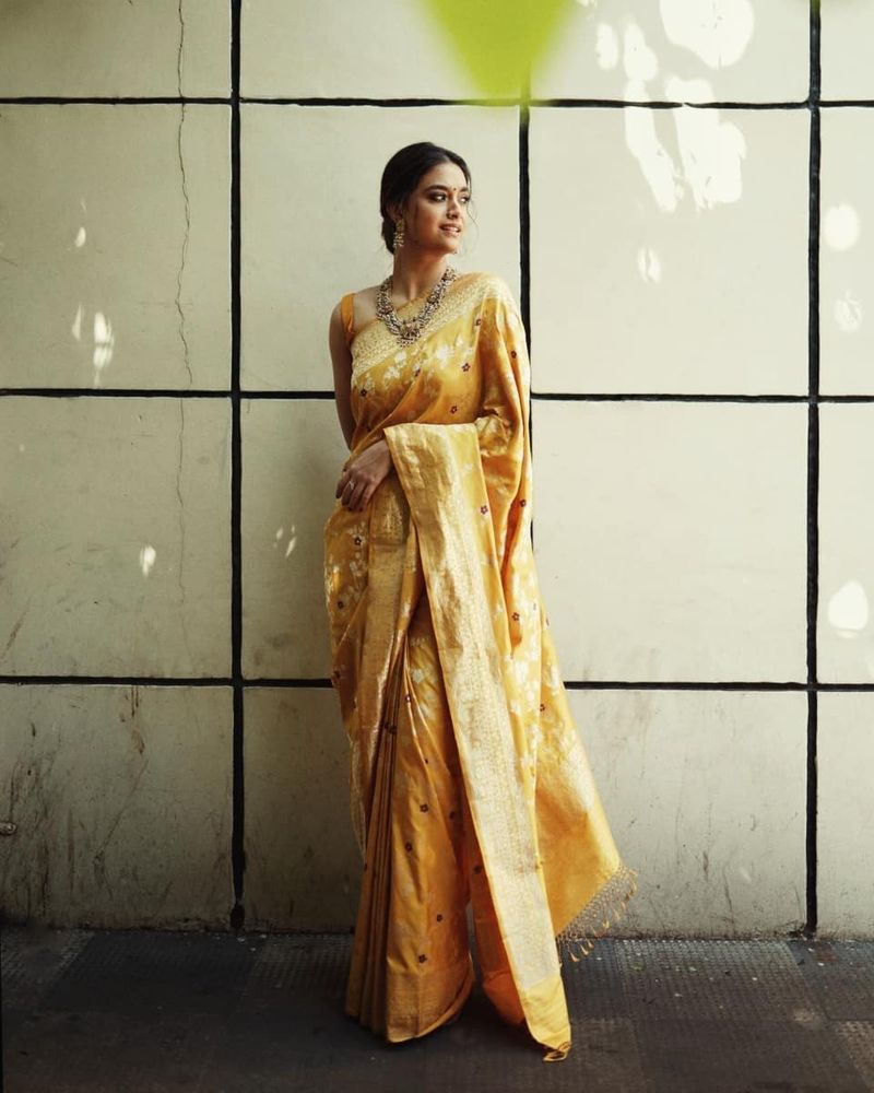 heroin keerthy suresh tries vintage look her latest photos goes viral