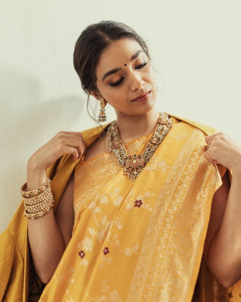 heroin keerthy suresh tries vintage look her latest photos goes viral