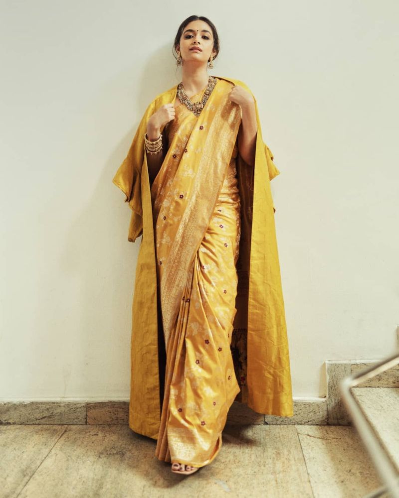 heroin keerthy suresh tries vintage look her latest photos goes viral