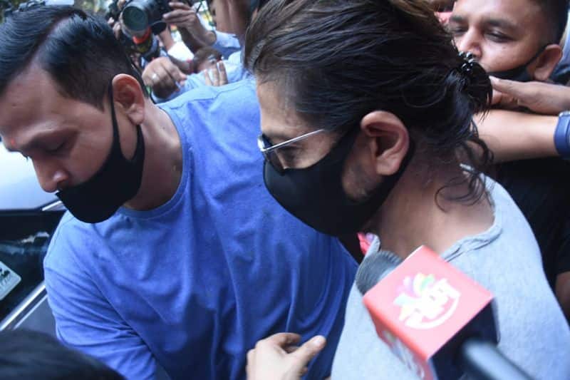 Shah Rukh Khan Meets Son Aryan Khan In Mumbai Jail dpl