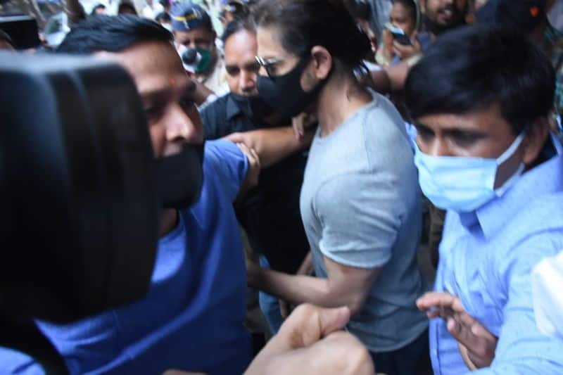 Shah Rukh Khan Meets Son Aryan Khan In Mumbai Jail dpl