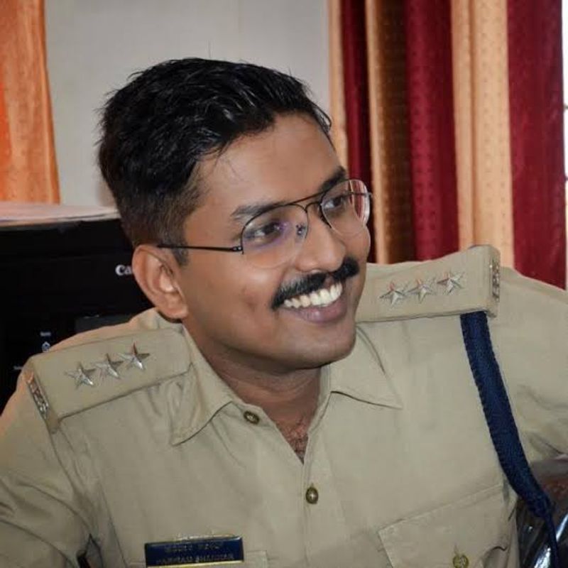 Sand Thieves Attempt to Accident to DCP Car in Mangaluru grg