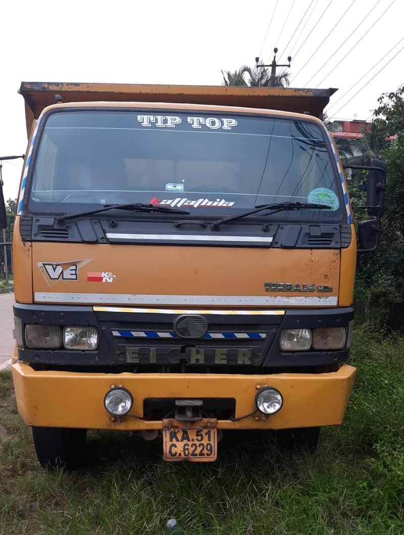 Sand Thieves Attempt to Accident to DCP Car in Mangaluru grg