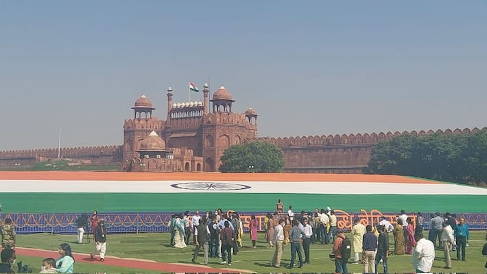 Government marks India's big billion jabs milestone with largest Khadi tricolour displayed at Red Fort-dnm Government marks India's big billion jabs milestone with largest Khadi tricolour displayed at Red Fort-dnm