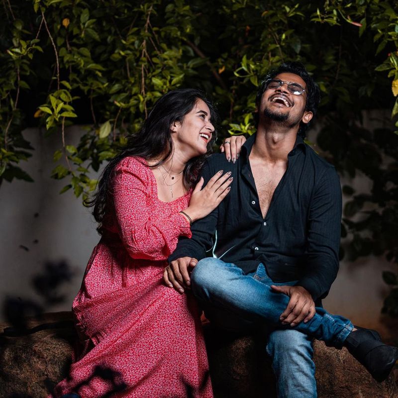 bigg boss fame shanmuk romantic pics with lover deepthi sunaina