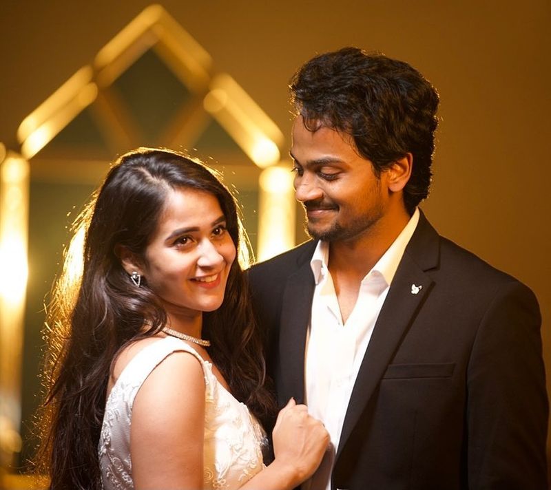 bigg boss fame shanmuk romantic pics with lover deepthi sunaina