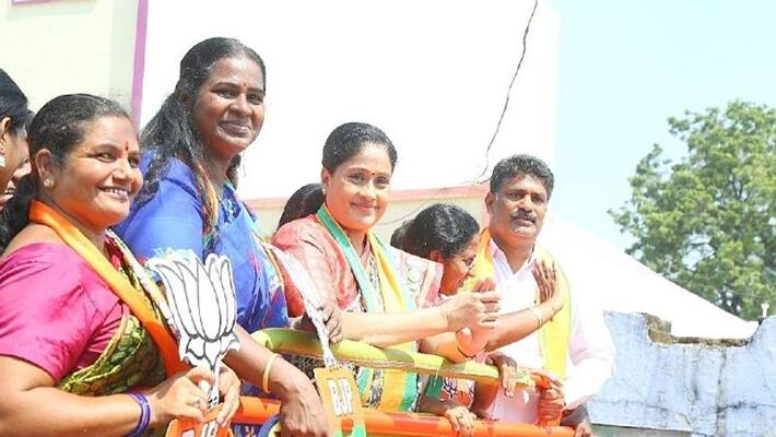 Huzurabad Bypoll Vijayashanti Fires On Cm KCR in Election campaign Huzurabad Bypoll Vijayashanti Fires On Cm KCR in Election campaign