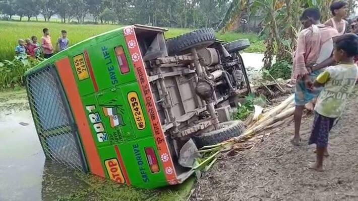 bus carrying passenger overturned into the roadside canal in malda bmm bus carrying passenger overturned into the roadside canal in malda bmm