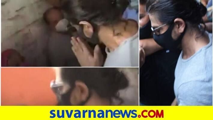 Shah Rukh Khan Greets People With Folded Hands Outside Arthur Road Jail After Meeting Son Aryan Khan dpl Shah Rukh Khan Greets People With Folded Hands Outside Arthur Road Jail After Meeting Son Aryan Khan dpl