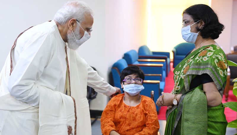 PM Modi in Ram Manohar Lohia Hospital for celebrating 100 crore corona vaccination in India, see prime minister candid moments