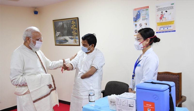 PM Modi in Ram Manohar Lohia Hospital for celebrating 100 crore corona vaccination in India, see prime minister candid moments