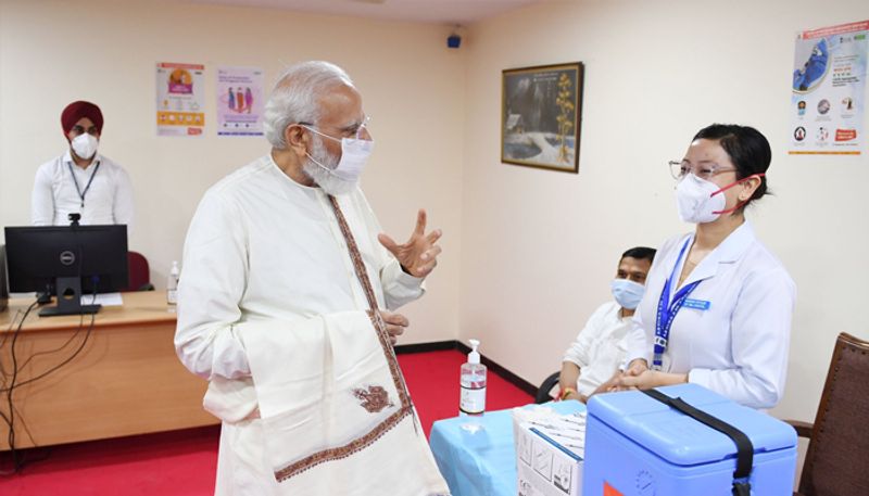PM Modi in Ram Manohar Lohia Hospital for celebrating 100 crore corona vaccination in India, see prime minister candid moments