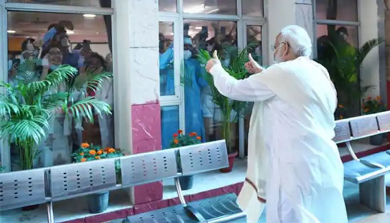 PM Modi in Ram Manohar Lohia Hospital for celebrating 100 crore corona vaccination in India, see prime minister candid moments