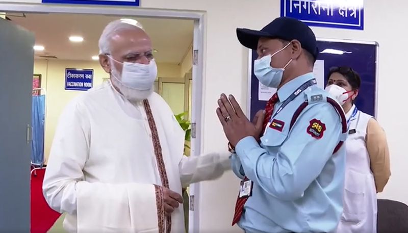 PM Modi in Ram Manohar Lohia Hospital for celebrating 100 crore corona vaccination in India, see prime minister candid moments