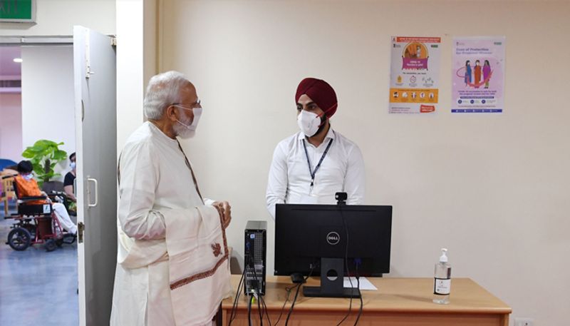 PM Modi in Ram Manohar Lohia Hospital for celebrating 100 crore corona vaccination in India, see prime minister candid moments