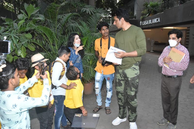 real hero Sonu Sood meet his fans Residence in Lokhandwala