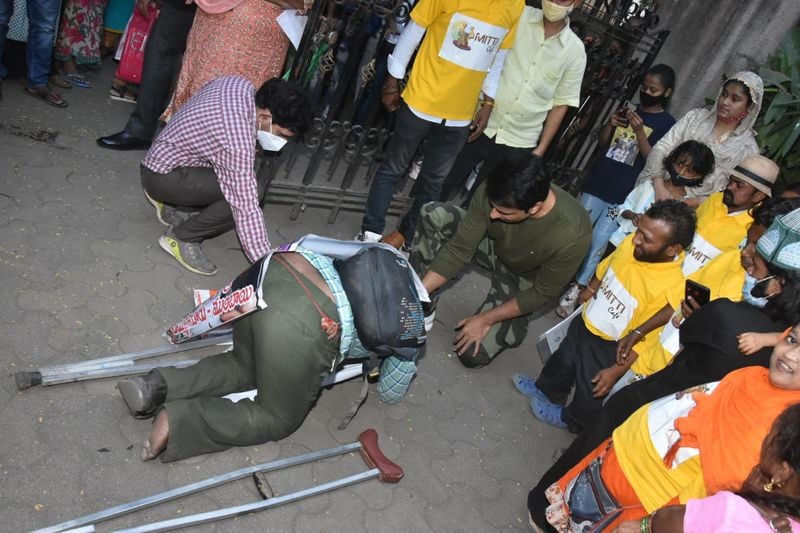real hero Sonu Sood meet his fans Residence in Lokhandwala