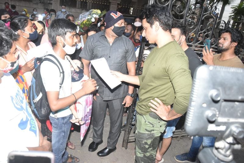 real hero Sonu Sood meet his fans Residence in Lokhandwala