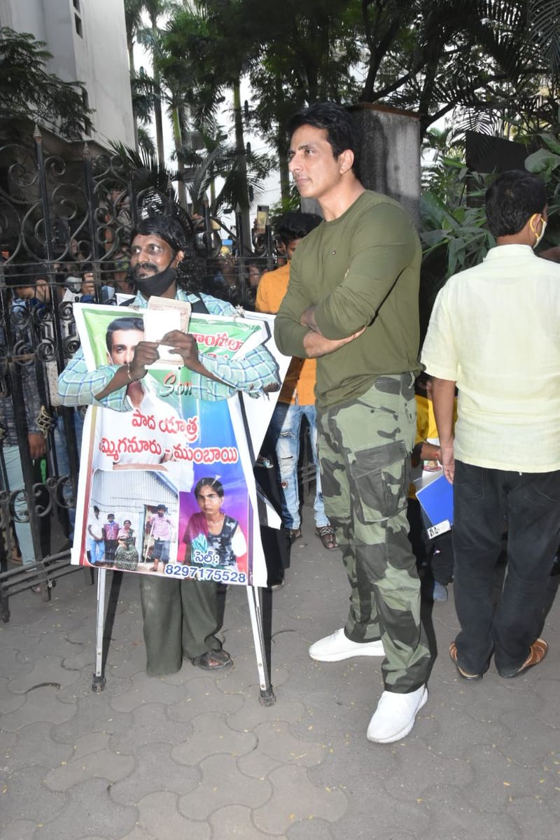 real hero Sonu Sood meet his fans Residence in Lokhandwala