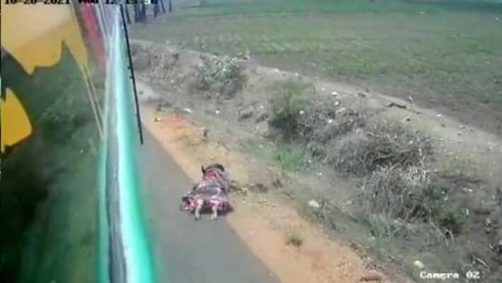 Woman killed after falling from mini bus in tenkasi Woman killed after falling from mini bus in tenkasi