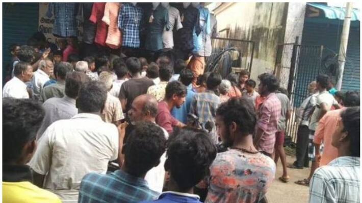 shop shut after 'get a T-shirt for 50 paise' promotion draws uncontrollable crowds shop shut after 'get a T-shirt for 50 paise' promotion draws uncontrollable crowds