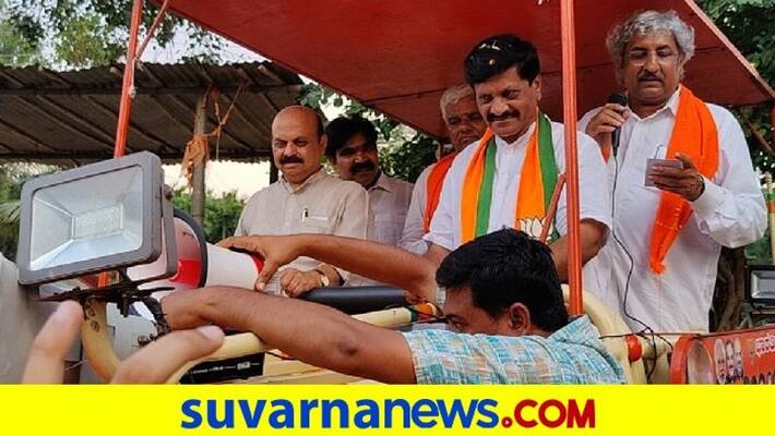 Parties make final pitch to woo voters as campaigns for Hanagal Sindgi bypolls end pod Parties make final pitch to woo voters as campaigns for Hanagal Sindgi bypolls end pod
