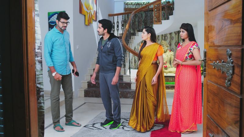 Karthik loses his cool with Ravi and Bharathi in todays karthika deepam serial episode