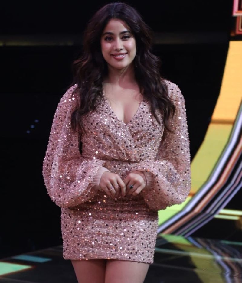 janhvi kapoor thigh show with her small dress hot poses mind block