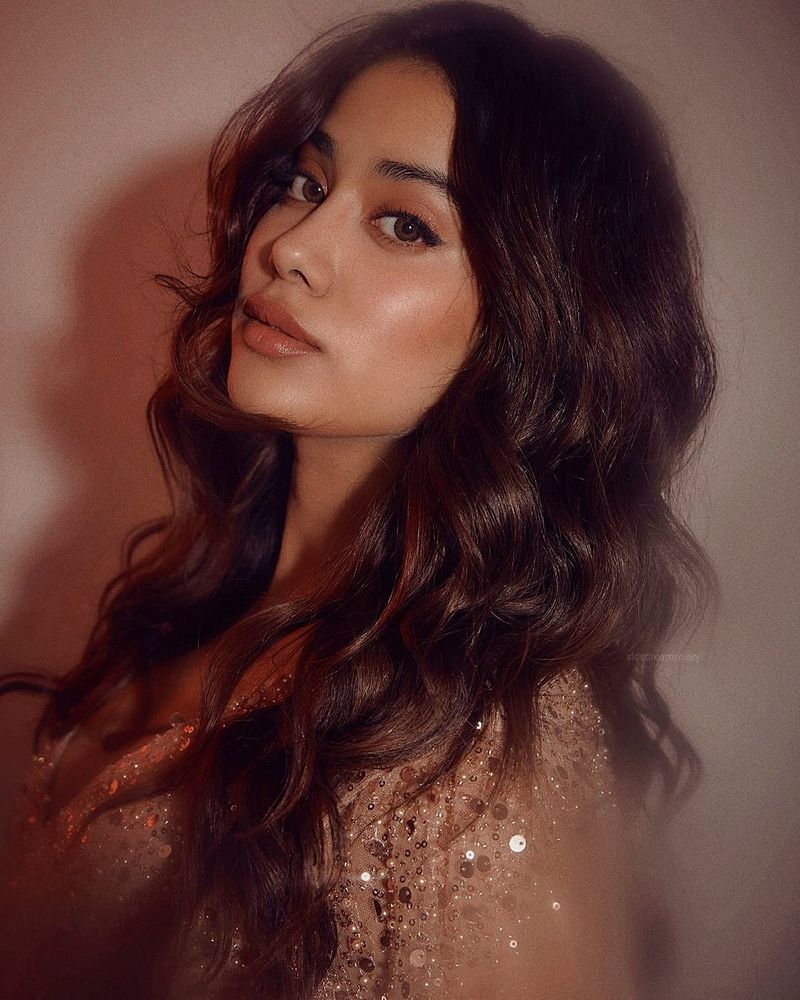 janhvi kapoor thigh show with her small dress hot poses mind block