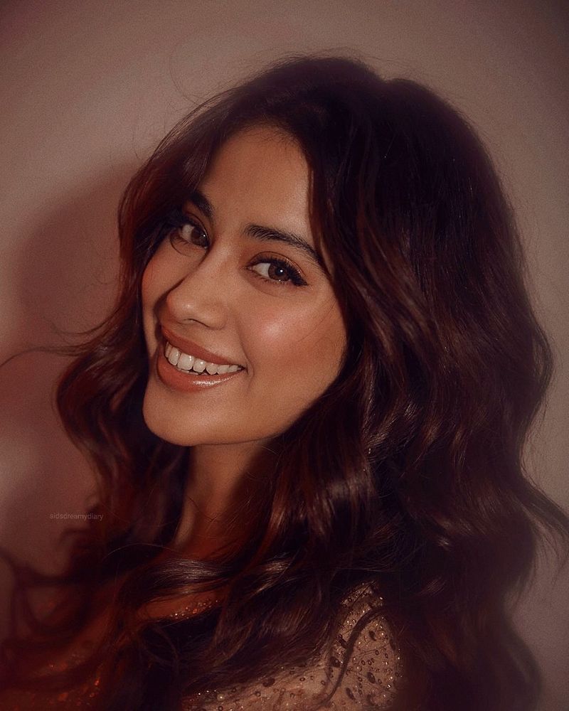 janhvi kapoor thigh show with her small dress hot poses mind block