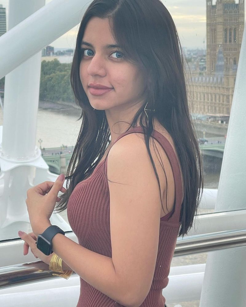 shahrukh daughter suhana khan in trending netizens setires on twins daughters