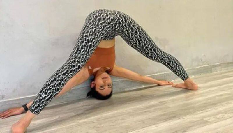 super yoga pose in which Rakul Preet Singh Bend It Like this