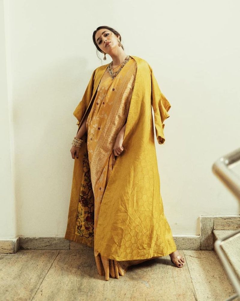 Golden beauty Actress keerthy suresh latest outfit saree photos